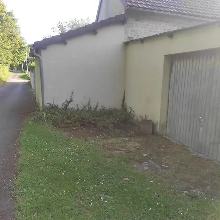 Les Volets Bleus, A La Campagne *